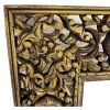 Zrcadlo zasazené do dřevěného rámu s bohatými florálními řezbami, které přináší do interiéru eleganci a řemeslnou preciznost.
