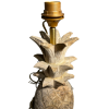 Dřevěná lampa inspirovaná tvarem ananasu, spojuje přírodní materiál s originálním designem.
