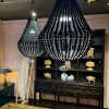 Závěsná lampa tvořená černými kuličkami spojenými dohromady, která přináší moderní a dynamický design.