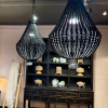 Závěsná lampa tvořená černými kuličkami spojenými dohromady, která přináší moderní a dynamický design.