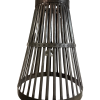 Kovová závěsná lampa s mřížovým svislým designem, který přináší moderní a industriální vzhled.