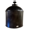 Závěsná stropní kovová lampa v tmavé barvě, která dodává prostoru moderní a minimalistický vzhled.