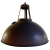 Závěsná kovová lampa v šedé barvě s jednoduchým, zakulaceným designem, který dodává prostoru minimalistický a moderní vzhled.
