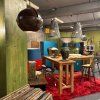 Závěsná kovová lampa v industriálním stylu, která přináší do prostoru moderní a sofistikovaný vzhled.