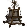 Závěsná zlatá stropní lampa s bohatým zdobením a elegantní zlatou mřížkou, která přináší do prostoru luxusní a sofisticovaný nádech.
