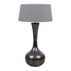 Kovová lampa v elegantním hruškovitém tvaru, která přináší moderní a sofistikovaný vzhled.