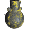 Černá lampa z papier-mâché se zlatým akcentem.