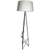 Elegantní černá lampa tvořená třemi tyčemi spojenými na vrchu.
