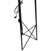 Elegantní černá lampa tvořená třemi tyčemi spojenými na vrchu.