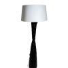 Černá dřevěná lampa ve tvaru přesýpacích hodin s výraznou strukturou.