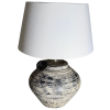 Keramická černobílá lampa v oválném, elegantním tvaru.