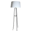 Černá elegantní lampa s kovaným třínohým podstavcem.