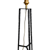 Černá elegantní lampa s kovaným třínohým podstavcem.