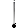 Minimalistická černá lampa s jednoduchým a elegantním designem.