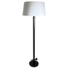 Minimalistická černá lampa s jednoduchým a elegantním designem.