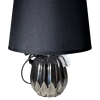 Stříbrná stolní lampa s lesklým povrchem.