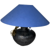 Indická stolní lampa z recyklované kovové nádoby s autentickou patinou.