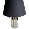 Elegantní stříbrná stolní lampa s modrým stínítkem.
