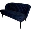 Designová lavice Bardot v sametové látce Adore Indigo. Tmavě modrý odstín dodá interiéru sofistikovanost a klidnou eleganci.