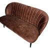 Stylová lavice Bardot v sametové látce Adore Tabbaco. Elegantní tvar, pohodlné sezení a hřejivý tabákový odstín pro moderní i vintage interiér.