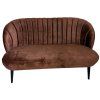 Stylová lavice Bardot v sametové látce Adore Tabbaco. Elegantní tvar, pohodlné sezení a hřejivý tabákový odstín pro moderní i vintage interiér.